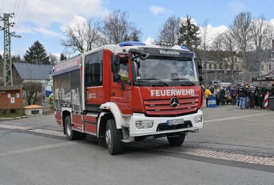 Museumsbahn Schönheide lädt zu Osterfahrten ein - Gestern hat es am Busplatz Neuheide ein buntes Kinderfest gegeben unter anderem mit Feuerwehrrundfahrten. Foto: Ralf Wendland
