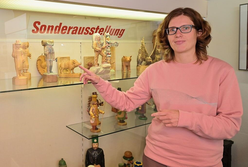 Museumsleiterin Sarah Becher in der aktuellen Sonderausstellung des Auer Stadtmuseums. Foto: Ralf Wendland