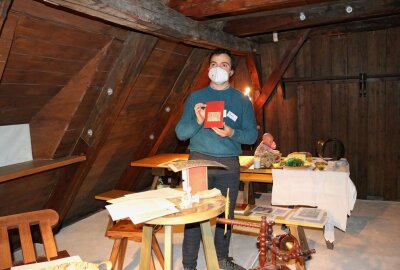 Museumsnacht in Zwickau wird 2022 fortgesetzt - Der Museumsmitarbeiter Matteo Rebeggiani sprach in den Priesterhäusern über Aberglaube und Bräuche vergangener Zeiten. Foto: L. Thiele