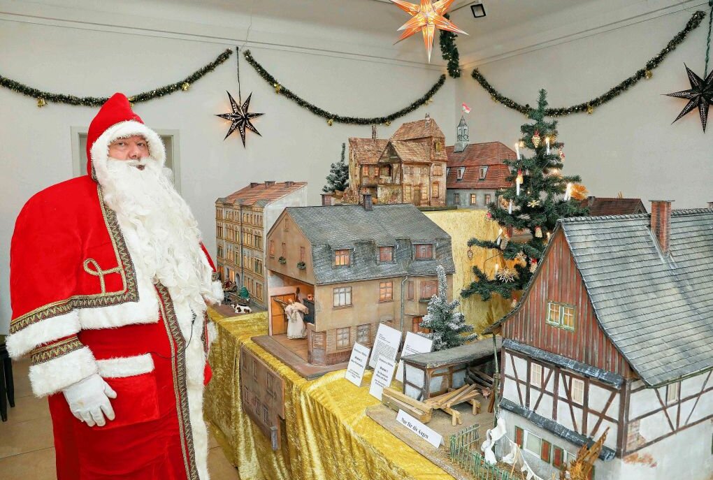 Museumsrundgang mit dem Weihnachtsmann - Der einzige Besucher der Werdauer Weihnachtsausstellung. Foto: Michel