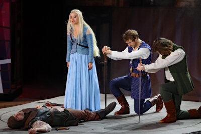 Auf der Bühne ging so mancher tapfere Ritter zu Boden. Artus‘ Geliebte Guinevere spielt Elisabeth Birgmeier. Foto: Thomas Voigt   
