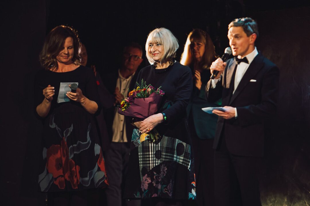 Musical über polnische NS-Widerstandskämpferin - Die Holocaust-Überlebende Elzbieta Ficowska (Mitte) hält Blumen nach einer Vorstellung des Musicals "Irena".