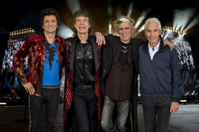 Die "Rolling Stones" werden nach dem Ende ihrer Nordamerika-Tour im Juni im Studio zusammenkommen und an einem neuen Album arbeiten. Dies wird die erste Platte der Band mit Original-Material sein, seit ihrer 2005 erschienen Platte "A Bigger Bang". Dem "Rolling Stone Magazine" gegenüber verriet Keith Richards dazu: "Ich stelle Material für die kommende Platte zusammen." Und weiter erzählte er: "Manchmal geht es dabei nicht ums Komponieren, sondern ums Anhören des Fertigen, die Lieblinge auszuwählen und so weiter. Das ist sehr langweilig. Wie Arbeit in einer Tischlerei." Wann genau dann die Fans mit einer neuen Platte rechnen dürfen, steht noch nicht fest. Allerdings wird das Album wohl noch eine Weile auf sich warten lassen.