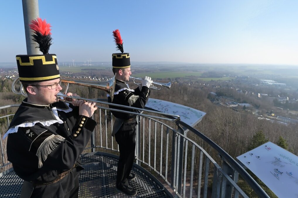 Peter Fleischer (li.) und Martin Nüßler (re.) haben heute am Morgen auf dem Glückauf-Turm auf der Deutschlandschachthalde in Oelsnitz den Steigermarsch gespielt. 