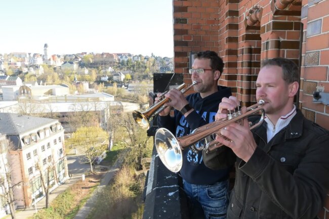 Musikalische Botschaft über den Dächern von Aue - Thomas Hildebrandt (li.) und Sebastian Schlesinger (re.) vom Posaunenchor der St. Nikolai-Kirchgemeinde gehören zu den Bläsern, die auf dem Turm der Roten Kirche spielen.