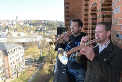 Musikalische Botschaft über den Dächern von Aue - Thomas Hildebrandt (li.) und Sebastian Schlesinger (re.) vom Posaunenchor der St. Nikolai-Kirchgemeinde gehören zu den Bläsern, die auf dem Turm der Roten Kirche spielen.