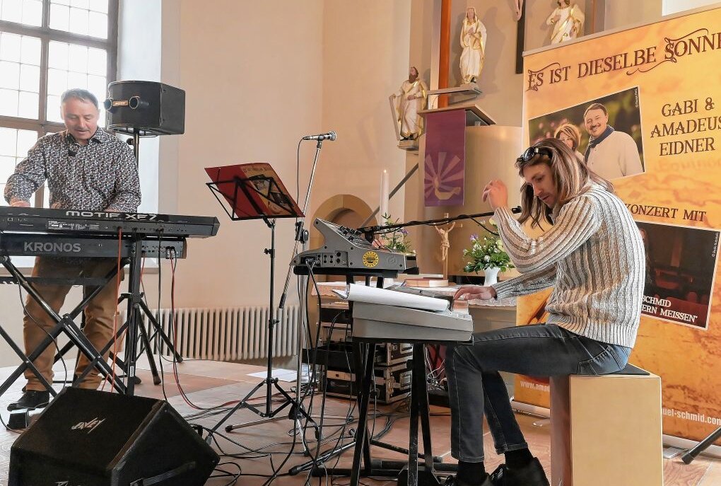 Dr. Amadeus Eidner (li.) und Manuel Schmid (re.) in der Evangelisch-Lutherischen Kirche Zschorlau während des musikalischen Gottesdienstes. Foto: Ralf Wendland