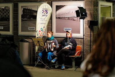 Musikalischer Zeitvertreib am Hauptbahnhof: "Inven-Tour" begeistert Reisende - Von links: Akkordeon Jasmin Bilz und Buchlesung Lisa Hetmank. Foto: Harry Härtel