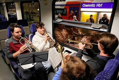 Musikalischer Zeitvertreib am Hauptbahnhof: "Inven-Tour" begeistert Reisende - Im Zug das Trompeterquartet der Chemnitzer Musikschule. Foto: Harry Härtel