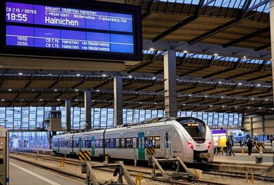 Musikalischer Zeitvertreib am Hauptbahnhof: "Inven-Tour" begeistert Reisende - "Inven-Tour" sorgt für musikalische Vielfalt am Hauptbahnhof. Foto: Harry Härtel