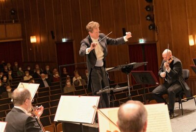 Musiker spielen "Winter-Serenaden" - Die Erzgebirgische Philharmonie Aue hat im Kulturhaus in Aue gespielt. Foto: Ralf Wendland