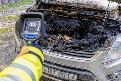 Mutiger Einsatz: Fahrzeugbrand durch Ehemann erfolgreich bekämpft - Fahrzeugbrand in Rodewisch von Mann erfolgreich bekämpft. Foto: David Rötzschke