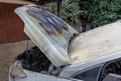 Mutiger Einsatz: Fahrzeugbrand durch Ehemann erfolgreich bekämpft - Fahrzeugbrand in Rodewisch von Mann erfolgreich bekämpft. Foto: David Rötzschke