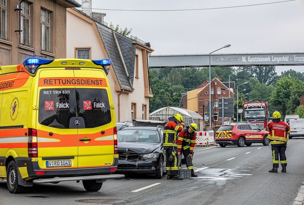 Mutter mit zwei Kindern im Fahrzeug kracht auf BMW - Verkehrsunfall in Lengefeld. Foto: David Rötzschke