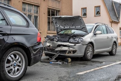 Mutter mit zwei Kindern im Fahrzeug kracht auf BMW - Verkehrsunfall in Lengefeld. Foto: David Rötzschke