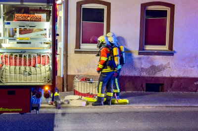 Mysteriöser Brand im Erzgebirge: Betrunkener Einbrecher legt mit Joint aus Versehen Feuer - Die Feuerwehr wurde am Dienstagabend zu einem gemeldeten Wohnungsbrand gerufen