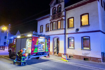 Mysteriöser Brand im Erzgebirge: Betrunkener Einbrecher legt mit Joint aus Versehen Feuer - Die Feuerwehr wurde am Dienstagabend zu einem gemeldeten Wohnungsbrand gerufen
