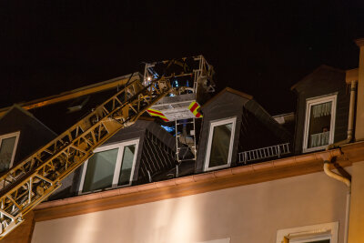 Mysteriöser Dachspaziergang in Aue: Feuerwehr und Polizei im Einsatz - In Aue kam es zu einem Feuerwehreinsatz. 