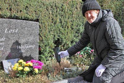 Mysteriöser Diebstahl auf dem Rochlitzer Friedhof - Astrid Lose am Grab ihres verstorbenen Mannes Foto: Andrea Funke