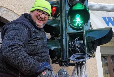 MZ-Maskottchen wird zum Zschopauer Ampelmännchen - Jörg Koffent, der die Ampelmännchen installierte, ist selbst ein MZ-Fan. Foto: Stadt Zschopau