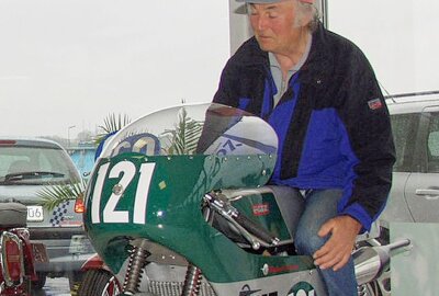 MZ-Werksfahrer wäre am Sonntag 85 Jahre alt geworden - Im Jahr 2002 saß Hans Fischer nach Jahrzehnten erstmals wieder auf einer MZ-Rennmaschine. Foto: Thomas Fritzsch/PhotoERZ