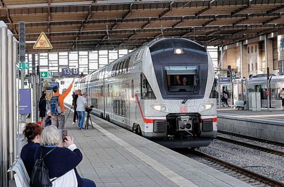 Nach 16 Jahren fährt wieder ein Intercity vom Hauptbahnhof - Nach 16 Jahren fährt vom Chemnitzer Hauptbahnhof wieder ein Intercity in Richtung Ostsee. Foto: Harry Härtel