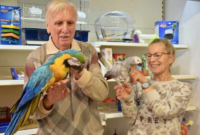 Nach 45 Jahren: Limbacher Zoohandlung schließt - Klaus und Martina Lawnik mit ihren zwei Papageien Lolita und Rudi. In wenigen Wochen schließt die Zoohandlung ihre Türen. Foto: Steffi Hofmann