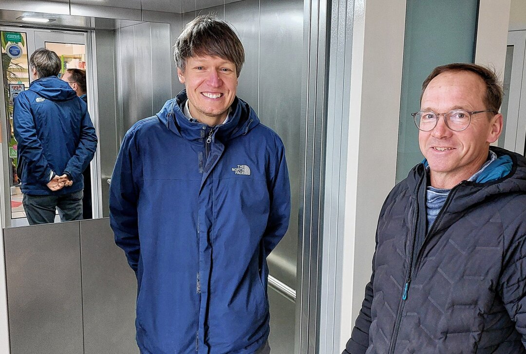 Nach 50 Jahren bekommt das Ärztehaus Plauen einen Aufzug - Techniker Christoph Ellinger (links) und Projektsteuerer Steffen Turreck (rechts) sagen: "Der neue Aufzug im Ärztehaus des Mammengebietes ist ein Schmuckstück geworden." Foto: Karsten Repert