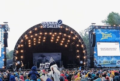 Nach Absage von Lewis Capaldi: Festival-Fans sorgen für emotionalen Moment - Die Fans beim Open Air St. Gallen sangen den Hit "Someone You Loved" für den Sänger Lewis Capaldi. Screenshot: Youtube/SRF 3