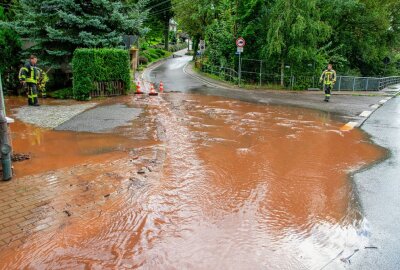 Nach anhaltendem Starkregen: Straßen in Gersdorf überschwemmt - In Gersdorf wurden aufgrund des Starkregens Straßen überschwemmt. Foto: B&S