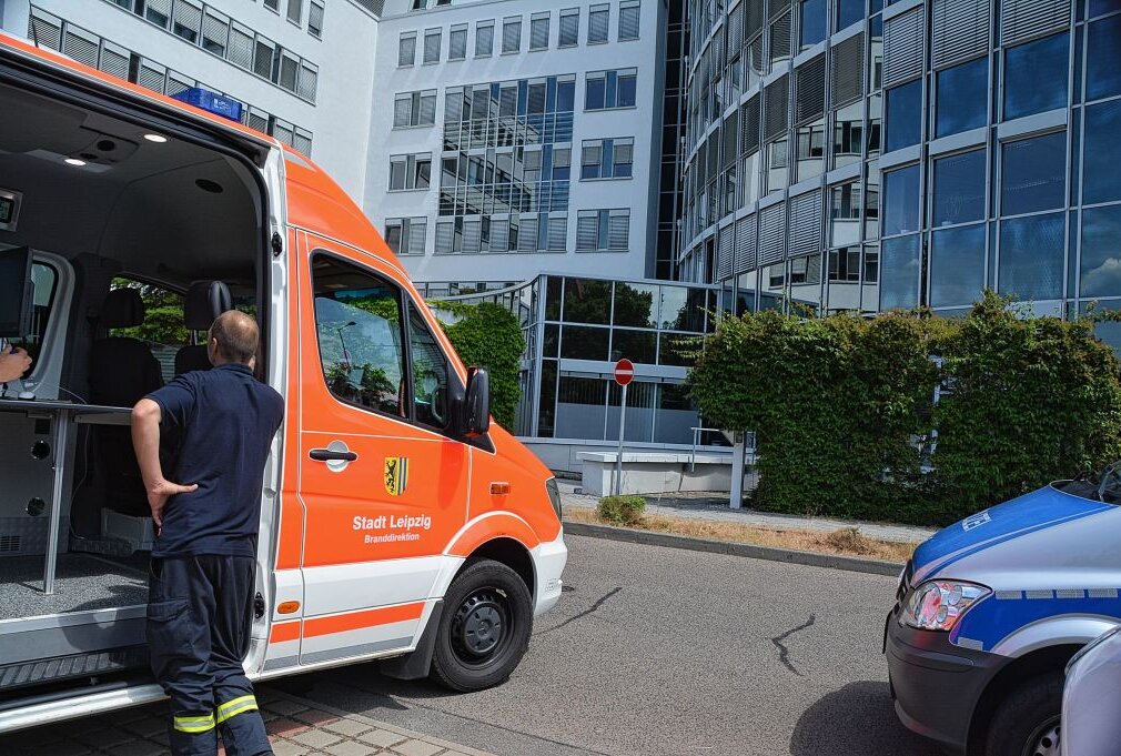 Nach anonymer Bombendrohung: Leipziger Polizei ermittelt jetzt - Bombendrohung im Technischen Rathaus Leipzig. Foto: Anke Brod