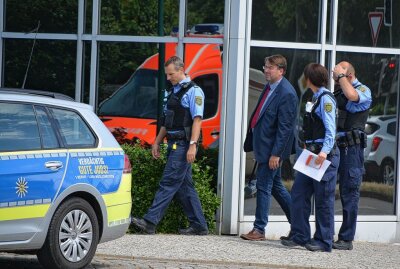Nach anonymer Bombendrohung: Leipziger Polizei ermittelt jetzt - Bombendrohung im Technischen Rathaus Leipzig. Foto: Anke Brod
