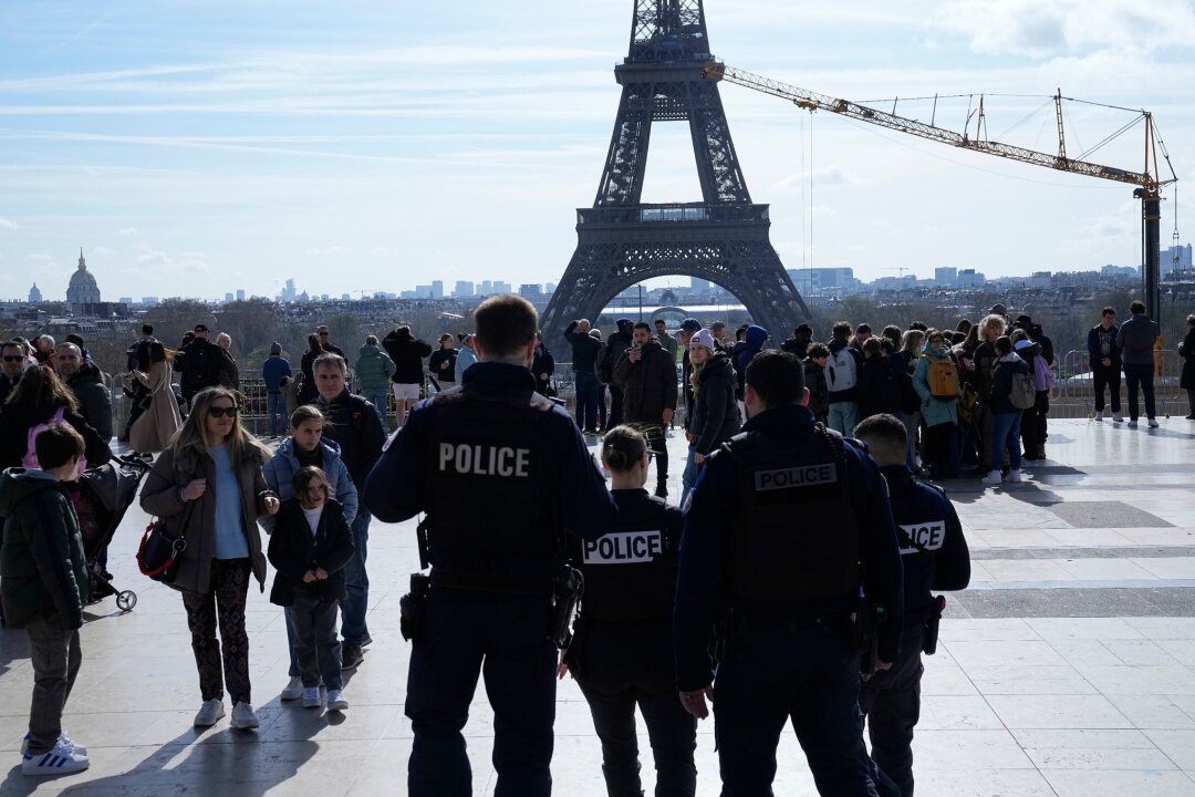 Nach Anschlag: Frankreich ruft höchste Sicherheitsstufe aus - Polizisten patrouillieren auf dem Trocadero-Platz unweit des Eiffelturms.