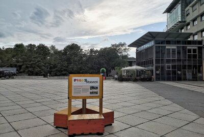 Nach Auftakt am Bahnhofsvorplatz: "Platzvisionen" ziehen um - Eine Werbestele kündigt beereits die nächste Aktion auf dem Seeberplatz an. Foto: Andrea Alter