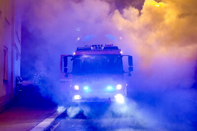 Nach Autobrand an der B93: Ermittler legen sich auf Brandursache fest - Feuerwehr löscht brennenden PKW an der B93.
