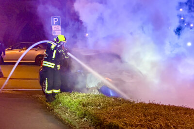 Nach Autobrand an der B93: Ermittler legen sich auf Brandursache fest - Feuerwehr löscht brennenden PKW an der B93.