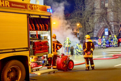 Nach Autobrand an der B93: Ermittler legen sich auf Brandursache fest - Auto in Flammen: Polizei ermittelt wegen Brandstiftung.