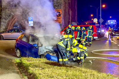 Nach Autobrand an der B93: Ermittler legen sich auf Brandursache fest - Auto in Flammen: Polizei ermittelt wegen Brandstiftung.