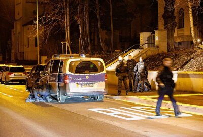 Nach Bedrohung mit Schusswaffe: Polizei nimmt Mann in Chemnitz fest - Polizei an der Einsatzstelle. Der Verantwortliche, von der Polizei gesichert. Foto: Harry Härtel