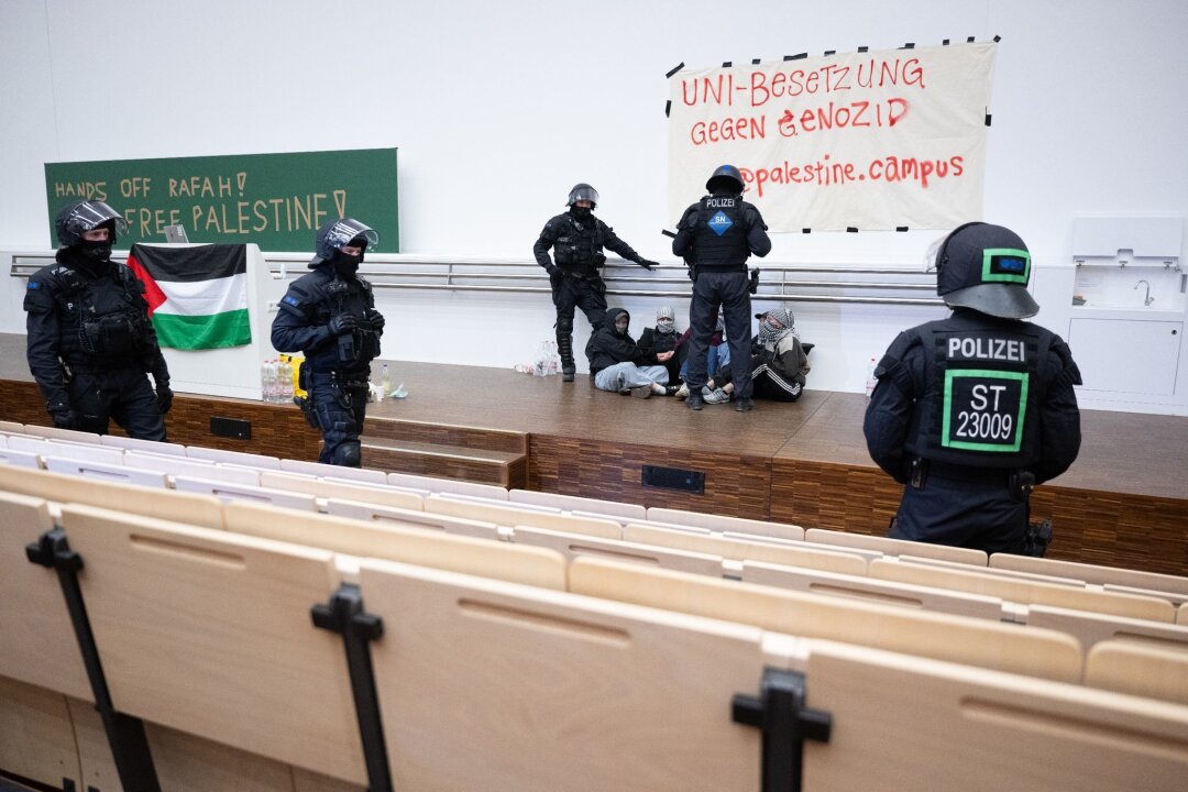 Nach Besetzung: Universität Leipzig fordert Schadenersatz - Polizisten räumen den besetzten Audimax der Universität Leipzig.