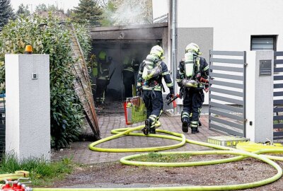 Nach Brand in Chemnitz: Einfamilienhaus unbewohnbar - Die Feuerwehr bekämpft das Feuer. Foto: Jan Härtel/ChemPic
