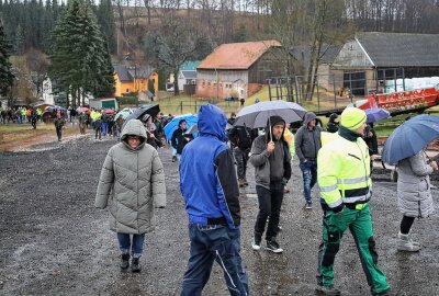 Nach Brand in Oelsnitz: Hunderte Menschen bekunden ihre Solidarität - Impressionen der Solidaritätsbekundung. Foto: Niko Mutschmann