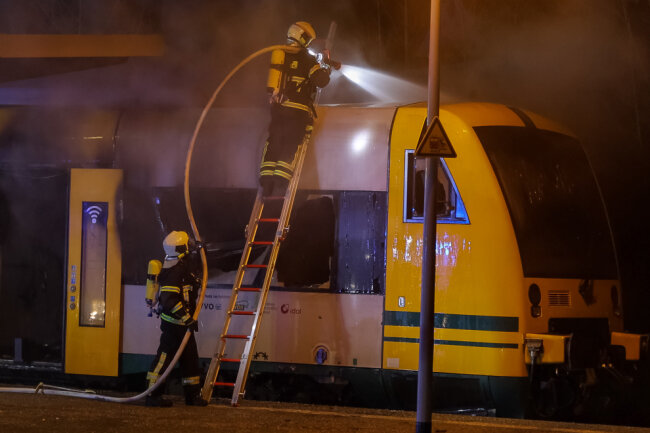 Löscharbeiten nach Brand in der Vogtlandbahn.