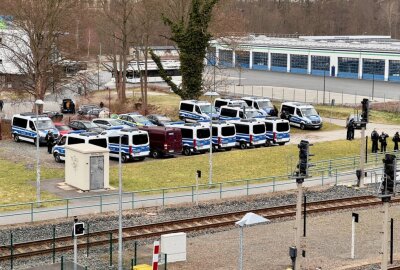 Nach brisantem Westsachsenderby: Polizei zieht Bilanz - Zum Derby FSV Zwickau vs. FC Erzgebirge Aue reisen 600 Fans mit dem Zug an. Foto: Daniel Unger