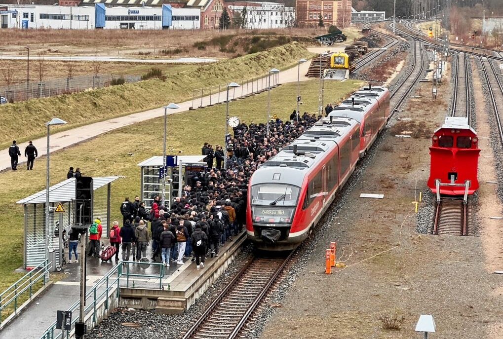 Nach brisantem Westsachsenderby: Polizei zieht Bilanz - Zum Derby FSV Zwickau vs. FC Erzgebirge Aue reisen 600 Fans mit dem Zug an. Foto: Daniel Unger