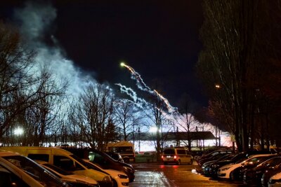 Fans vom FSV Zwickau zünden Feuerwerk - Spielunterbrechung aktuell. Foto: Daniel Unger