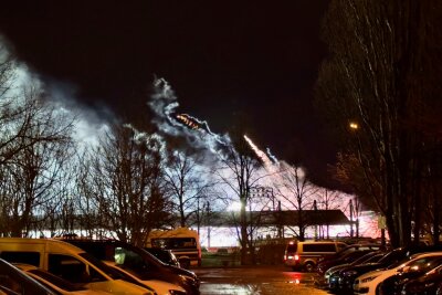 Fans vom FSV Zwickau zünden Feuerwerk - Spielunterbrechung aktuell. Foto: Daniel Unger
