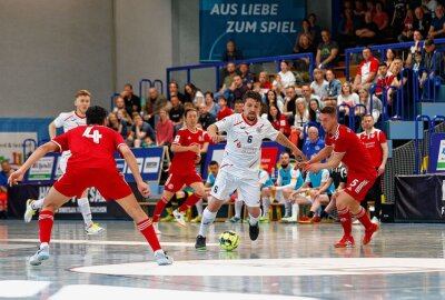 Nach dem 7:0 gegen Düsseldorf wartet das Halbfinale auf die Hohensteiner - Durim Elezi, der das 2:0 erzielte, war vor offiziell 387 Zuschauern in Spiellaune. Foto: Markus Pfeifer