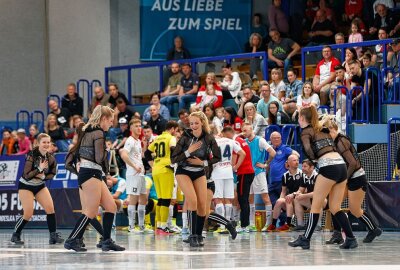 Nach dem 7:0 gegen Düsseldorf wartet das Halbfinale auf die Hohensteiner - Die Tänzerinnen vom Tanzboden Meerane waren diesmal mit von der Partie. Foto: Markus Pfeifer