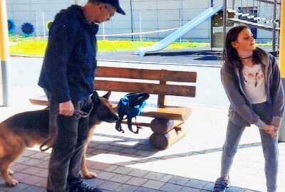 Nach dieser Schulstunde hat keiner mehr Angst vorm großen Hund - Dr. Andreas Krone gibt Unterricht mit seiner Hündin Asta. Foto: Pressebüro Repert